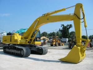 Strivit sub rotile excavatorului