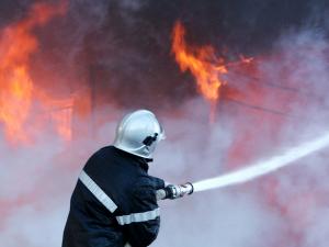 S-au trezit cu acoperisul in flacari