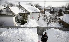 25 de localităţi izolate şi 30 de drumuri judeţene blocate de zapada