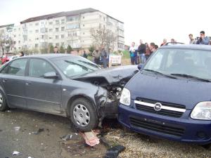 Trei masini avariate intr-un accident in Dumbrava