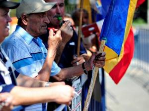 Aproximativ 500 de pensionari militari protestează in capitala