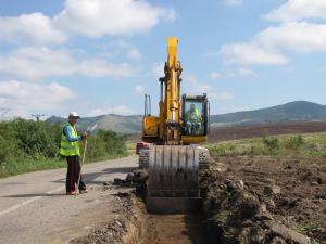 Asfaltarea drumului judetean 108 A asteapta reparatiile la conducta de apa