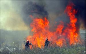 Si-a dat foc la casa si masina, apoi s-a spanzurat