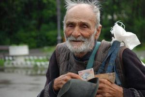 Numai la pensionarii saraci si cuminti vine Mos Craciun