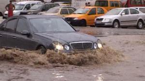 Sot si sotie, blocati in autoturism de inundatie pe strada Industriilor