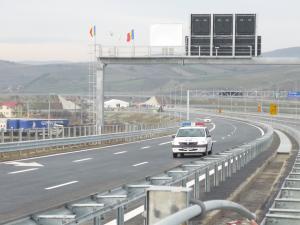 Tanar prins de politisti cand conducea cu 225 de kilometri la ora pe Autostrada Transilvania