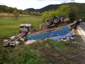 Camion rasturnat la Mirsid