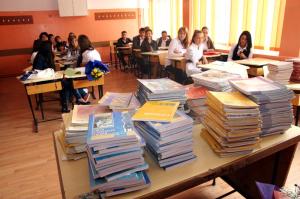 Diversitatea manualelor scolare il pune pe elev in incurcatura si pe profesor la munca