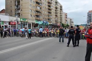 Copiii se intrec de ziua lor cu bicicletele pe bulevard