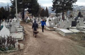 Se fura crucile din cimitire