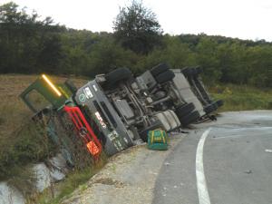 O cisterna cu combustibil rasturnata pe DN1H, o adevarata bomba „dezarmorsata” de pompieri