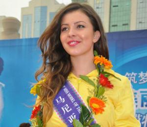 Zalauanca de pe podiumul Miss Model of the World