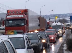 Transportatorii de marfa au blocat intrarea in Zalau