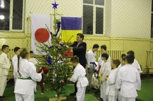 Primarul Zalaului a impodobit bradul pe tatami