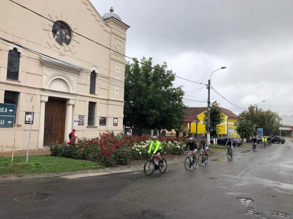 In memoriam salajencei Eva Mozes Kor, un grup de biciclisti au pedalat sute de km pana la lagarele de concentrare din Auschwitz