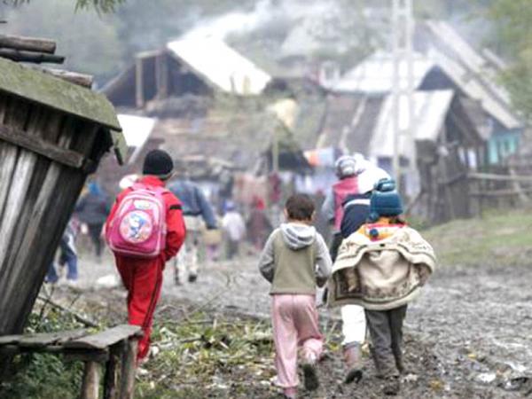 În România sunt 90.000 de copii  care au ambii parinti plecati din tara