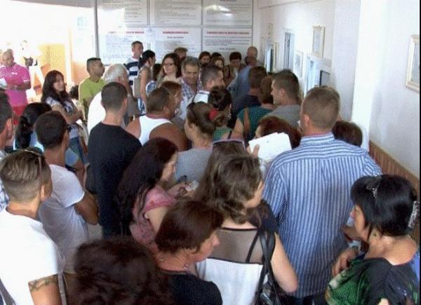 locuitori-din-judetele-vecine-vin-la-zalau-sa-si-faca-pasaport06_56516