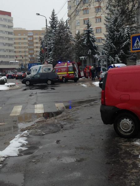 Lovita in parcare, in timp ce isi  aseza cumparaturile in masina