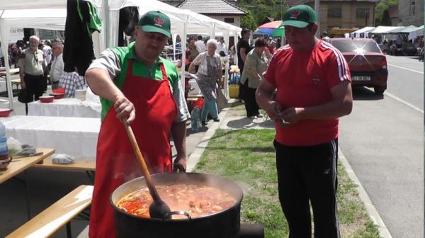 Maghiarii intind o hora cat tot Salajul