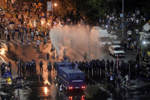 Mapamondul constata ca protestele  impotriva coruptiei sunt dispersate cu tunul cu apa si gaze lacrimogene