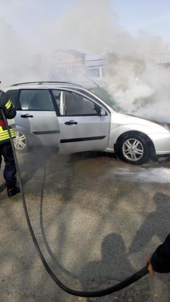 Masina in flacari langa Scoala  Corneliu Coposu din Dumbrava