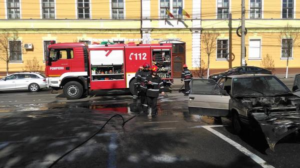 masina-mistuita-de-foc-in-centrul-zalaului0_54928