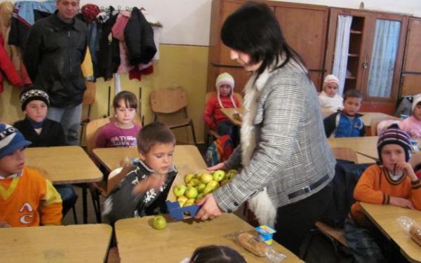 merele-distribuite-elevilor-vor-fi-platite-din-bugetul-judetului-in-conditii-stabilite-de-guvern02_55283