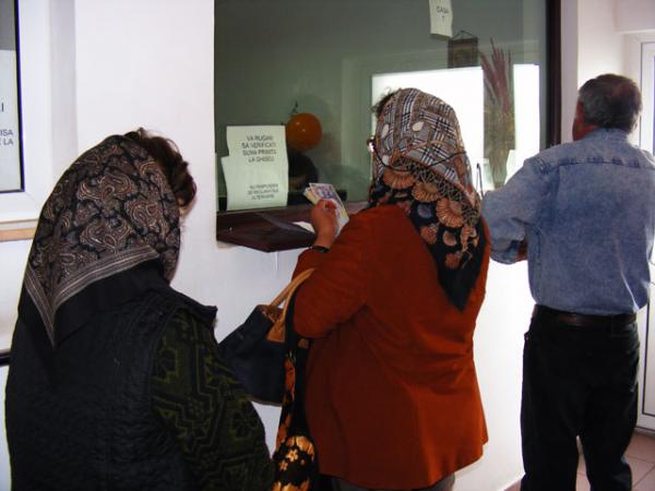 mii-de-varstnici-salajeni-isi-pacalesc-amarul-cu-imprumuturi-derizorii-de-la-carp-zalau05_55368