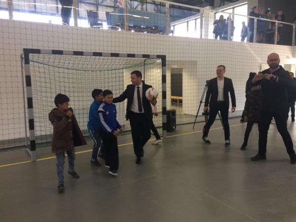 Ministrul Dezvoltarii a inaugurat ieri la Surduc sala de sport construita de primarul PNL  Alin Babanas in pofida opozitiei PSD din comuna