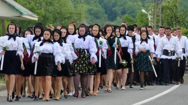 Momente sfasietoare  la inmormantarea  celor patru studente  care au murit la Jibou