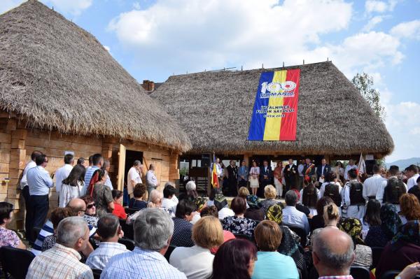 Monument salvat de la pierzanie  la Cizer; efort la care liderii judeteni  au contribuit cu taierea panglicii