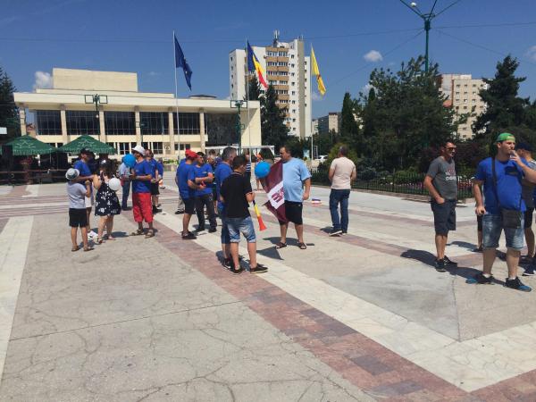 Muncitorii de la Silcotub au protestat ieri  in centrul Zalaului cu tot cu sotii si cu copii