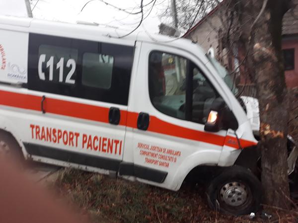 O ambulanta care transporta o pacienta s-a izbit de un copac chiar in centrul Babeniului