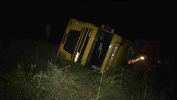 o-autoutilitara-cu-numere-de-bihor-plina-cu-lemne-s-a-rasturnat-langa-benzinaria-lukoil-si-lovit-trei-maini0_57444