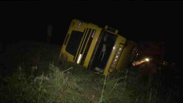 o-camioneta-incarcata-cu-lemn-s-a-rasturnat-aseara-langa-lukoil06_57451