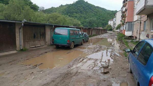 o-conducta-svaiter-companiei-de-apa-facut-o-strada-mlastina-in-simleu-silvaniei2_55374