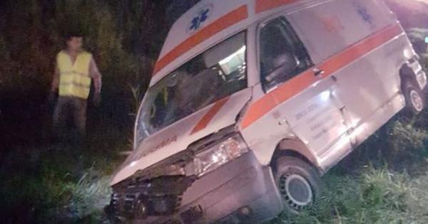 O femeie a murit în ambulanta care o transporta la spital