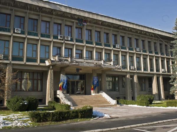 pana-si-prefectura-nu-gaseste-oameni-calificati-sa-i-angajeze03_59091