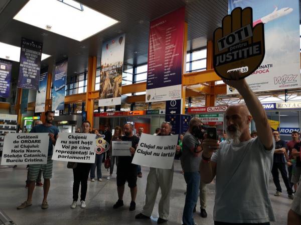 Parlamentarii salajeni care au votat  modificarile la Codul Penal au scapat de protestatari in aeroportul din Cluj gratie anonimatului lor