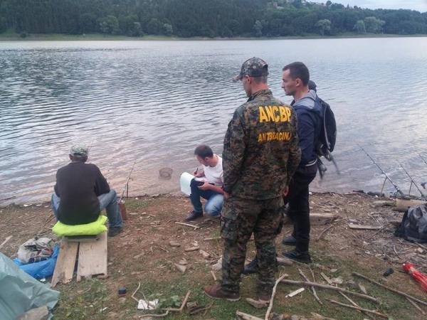 patru-barbati-din-dersida-prinsi-la-pescuit-in-perioada-de-prohibitie-pe-lacul-varsolt0_55546