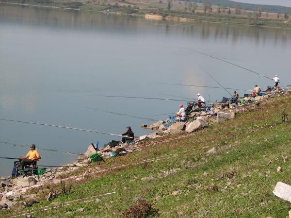 Pensionarii salajeni se pot inscrie pentru Concursul de pescuit pe lacul Varsol. Unde se fac inscrierile