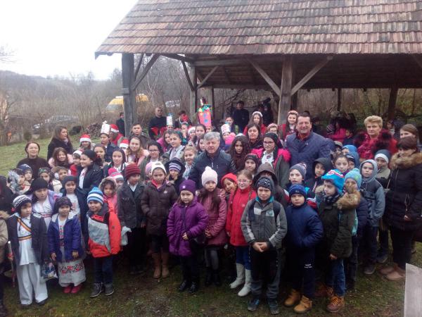 peste-130-de-copii-au-colindat-la-casa-traditionala-din-doh010_58084
