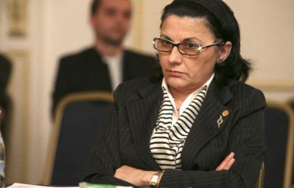 Peste un invatamant adus la sapa de lemn  vine din nou ministru Ecaterina Andronescu,  supranumita si Groparul educatiei romanesti