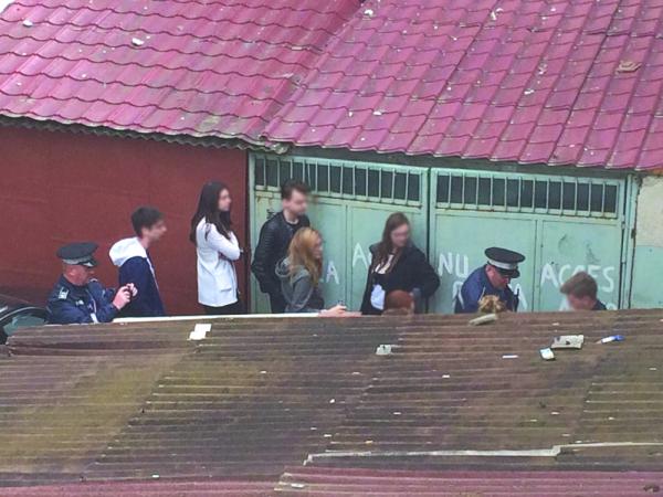 politia-locala-maturat-ieri-printre-garajele-din-centru-cu-elevii-fuma06_59596