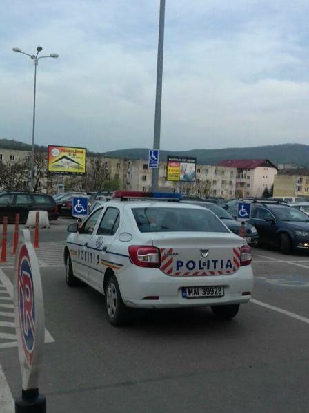 politia-parcheaza-pe-locul-rezervat-celor-cu-handicap04_59697