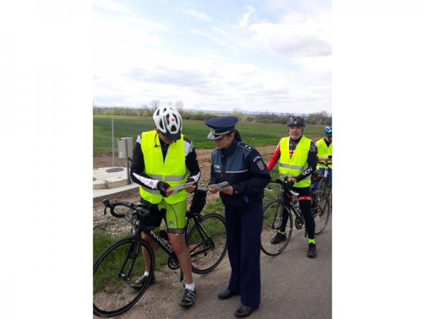 Politistii de la Rutiera au impartit  biciclistilor si carutasilor peste o suta de veste reflectorizante