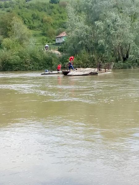 Pompierii au fost chemati sa aduca  la mal bacul din Turbuta, singura  legatura a localitatii cu restul lumii