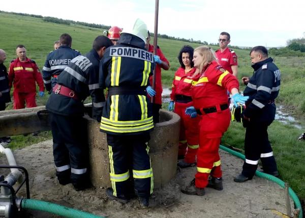 Pompierii au salvat o femeie de 79 de ani, cazuta intr-o fantana