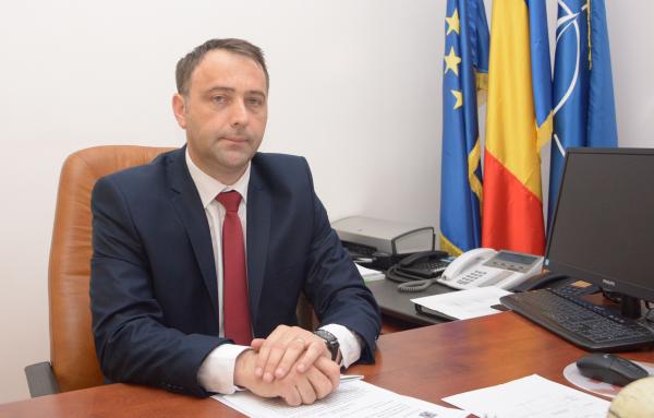 prefectul-insista-ca-descentralizarea-invatamantului-poate-duce-la-corelarea-cu-cerintele-de-pe-piata-muncii07_57031