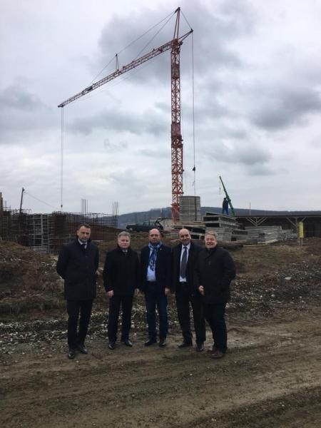 primaria-si-directorul-anl-constata-ca-sunt-aproape-gata-fundatiile-pentru-doua-blocuri-in-dumbrava0_59387